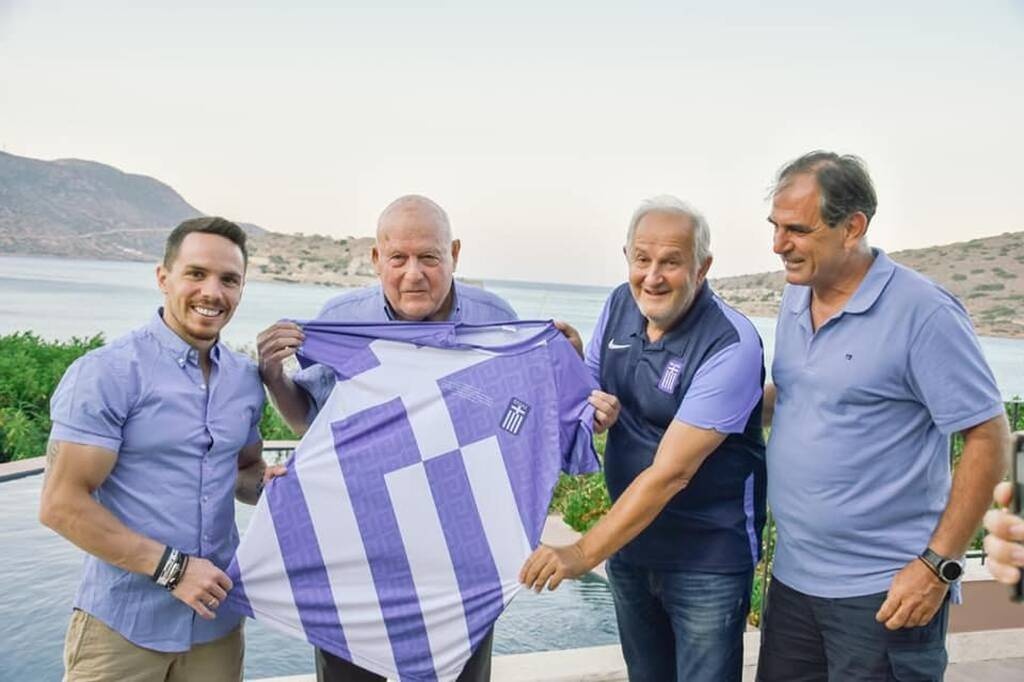 Ο Γαλανόλευκος Φάρος τίμησε τον Ολυμπιονίκη Λευτέρη Πετρούνια – Στο μουσείο η φανέλα του (photos)