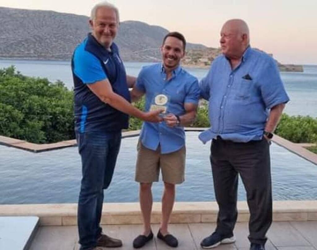 Ο Γαλανόλευκος Φάρος τίμησε τον Ολυμπιονίκη Λευτέρη Πετρούνια – Στο μουσείο η φανέλα του (photos)