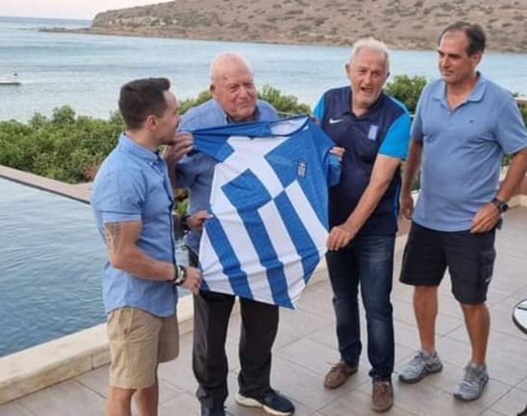 Ο Γαλανόλευκος Φάρος τίμησε τον Ολυμπιονίκη Λευτέρη Πετρούνια – Στο μουσείο η φανέλα του (photos)