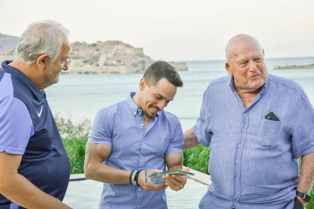 Ο Γαλανόλευκος Φάρος τίμησε τον Ολυμπιονίκη Λευτέρη Πετρούνια – Στο μουσείο η φανέλα του (photos)