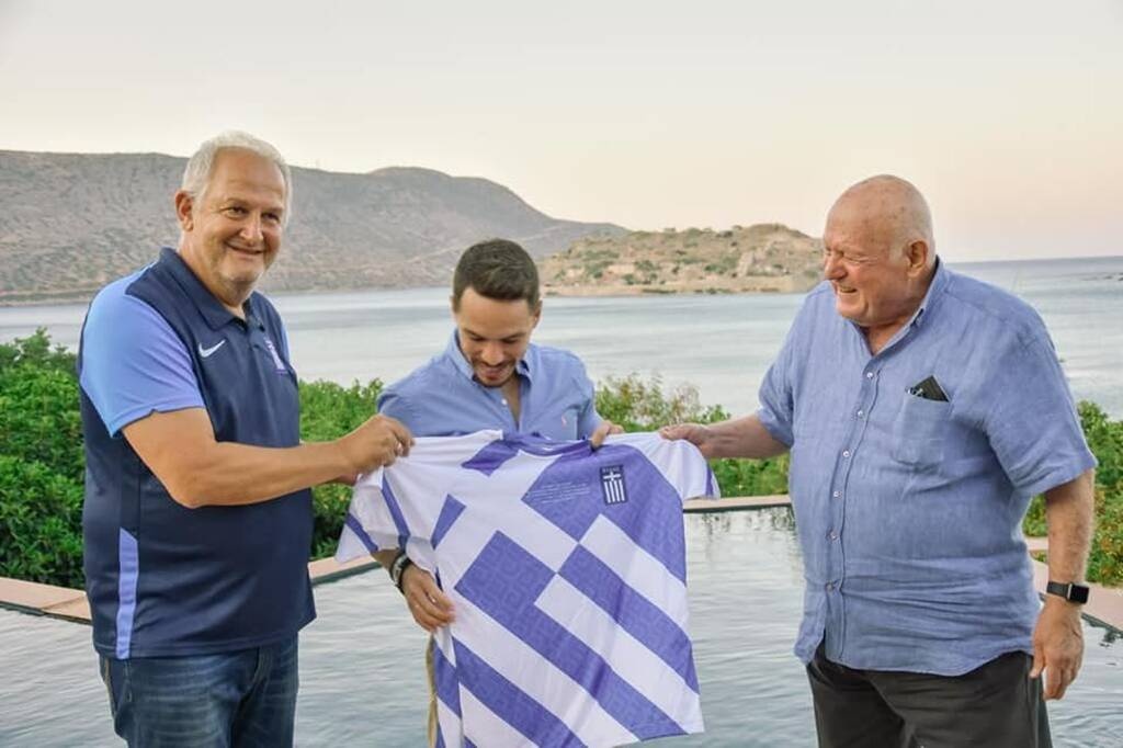 Ο Γαλανόλευκος Φάρος τίμησε τον Ολυμπιονίκη Λευτέρη Πετρούνια – Στο μουσείο η φανέλα του (photos)