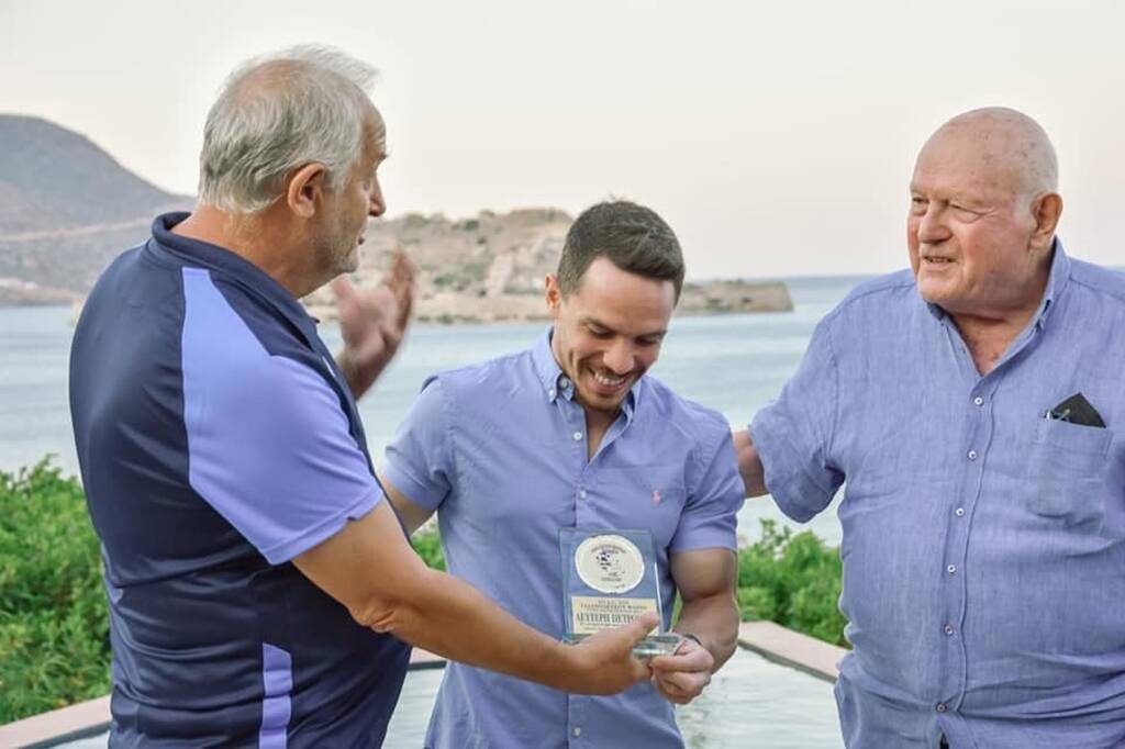 Ο Γαλανόλευκος Φάρος τίμησε τον Ολυμπιονίκη Λευτέρη Πετρούνια – Στο μουσείο η φανέλα του (photos)