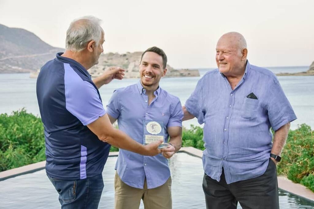 Ο Γαλανόλευκος Φάρος τίμησε τον Ολυμπιονίκη Λευτέρη Πετρούνια – Στο μουσείο η φανέλα του (photos)