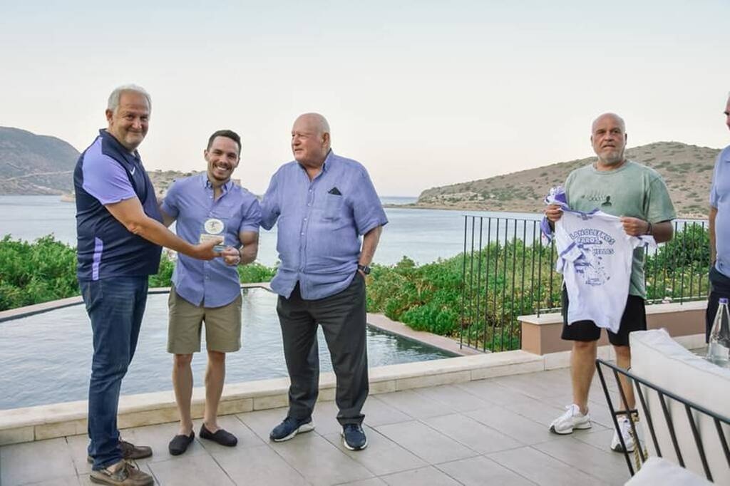 Ο Γαλανόλευκος Φάρος τίμησε τον Ολυμπιονίκη Λευτέρη Πετρούνια – Στο μουσείο η φανέλα του (photos)