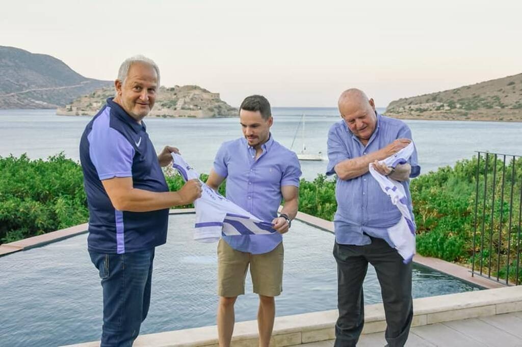 Ο Γαλανόλευκος Φάρος τίμησε τον Ολυμπιονίκη Λευτέρη Πετρούνια – Στο μουσείο η φανέλα του (photos)