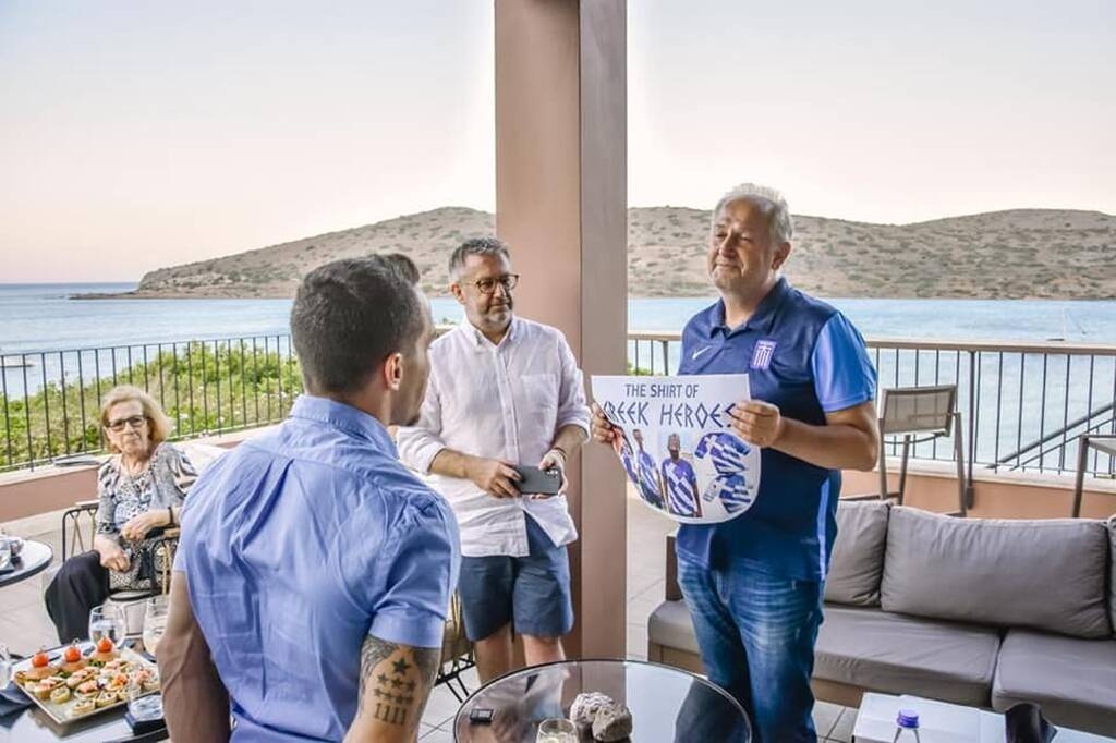 Ο Γαλανόλευκος Φάρος τίμησε τον Ολυμπιονίκη Λευτέρη Πετρούνια – Στο μουσείο η φανέλα του (photos)