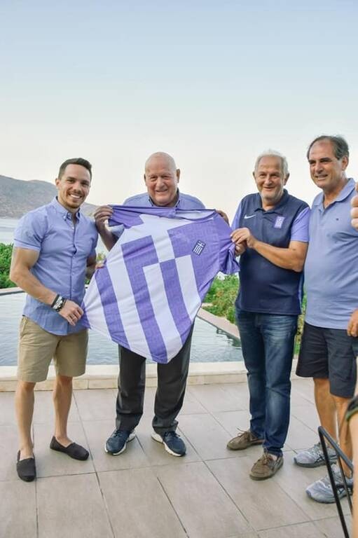 Ο Γαλανόλευκος Φάρος τίμησε τον Ολυμπιονίκη Λευτέρη Πετρούνια – Στο μουσείο η φανέλα του (photos)