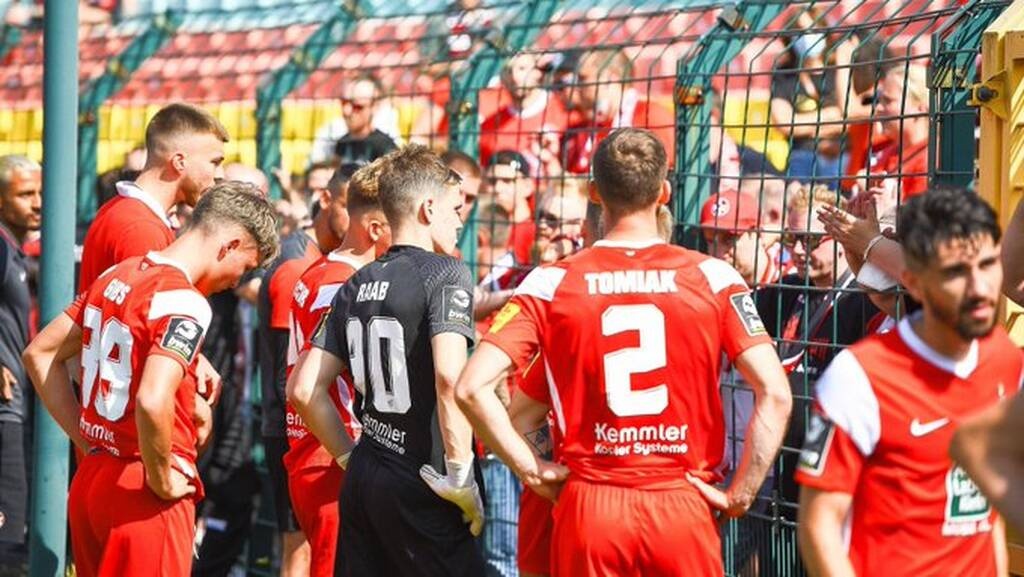 «Πάγωσαν» στην Γερμανία - Σοκαριστικός τραυματισμός παίκτη, έχασε τις αισθήσεις του