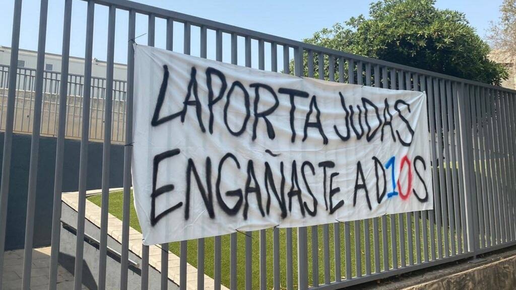 Μπαρτσελόνα: Άγριο ξεφωνητό σε Λαπόρτα - «Εσύ διακοπές και ο Μέσι στο Παρίσι»