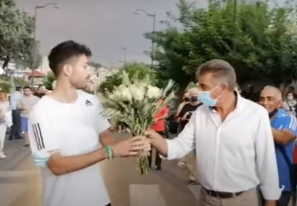 Μίλτος Τεντόγλου: Αποθεωτική υποδοχή στα Γρεβενά - Παρέλαβε το κλειδί της πόλης