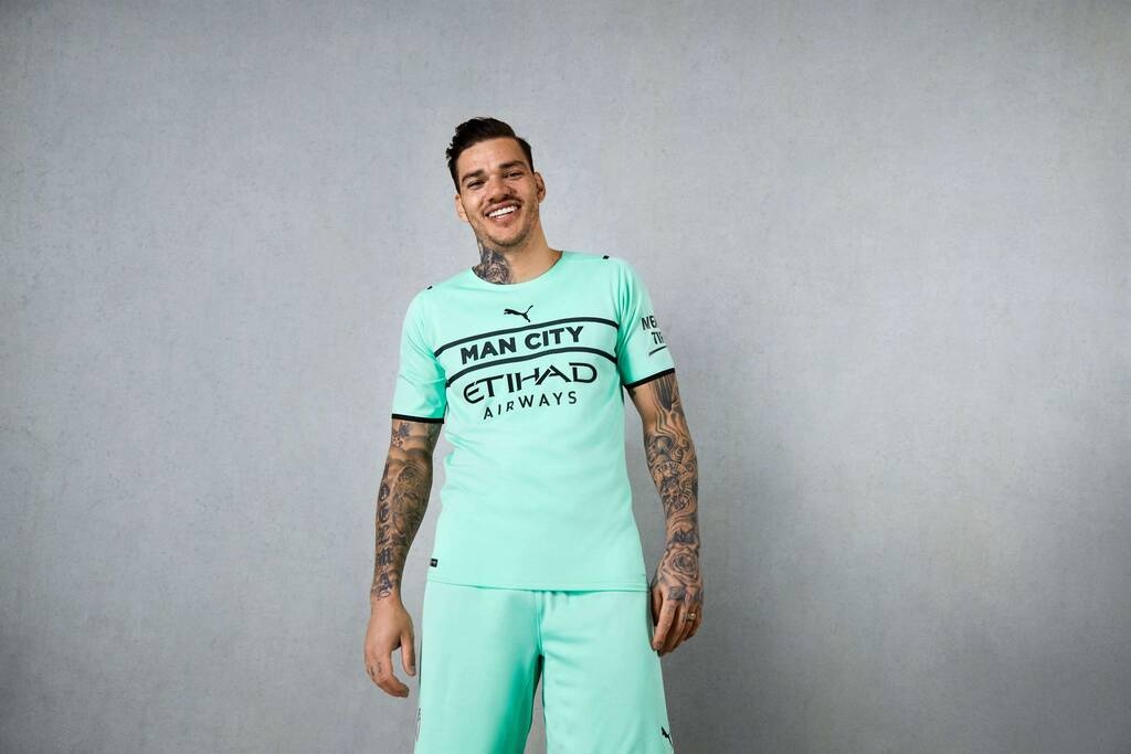 Μάντσεστερ Σίτι: Παρουσίασε την περίεργη τρίτη φανέλα της! (Video+Photos)