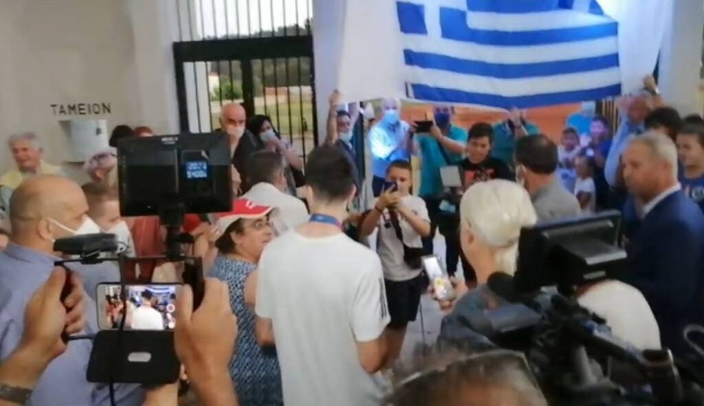 Μίλτος Τεντόγλου: Αποθεωτική υποδοχή στα Γρεβενά - Παρέλαβε το κλειδί της πόλης