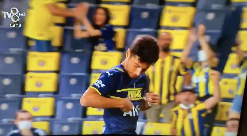 Γέλιο μέχρι δακρύων: Σκόραρε και δεν έβρισκε το σήμα! (Videos+Photos)