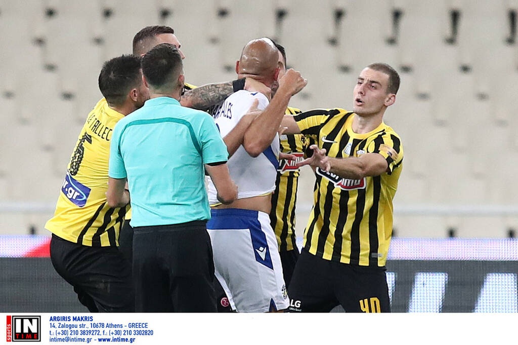 Χαμός στο ΑΕΚ-Αστέρας Τρίπολης: Πιάστηκαν στα χέρια Τζαβέλλας-Μπαράλες (photos+video)
