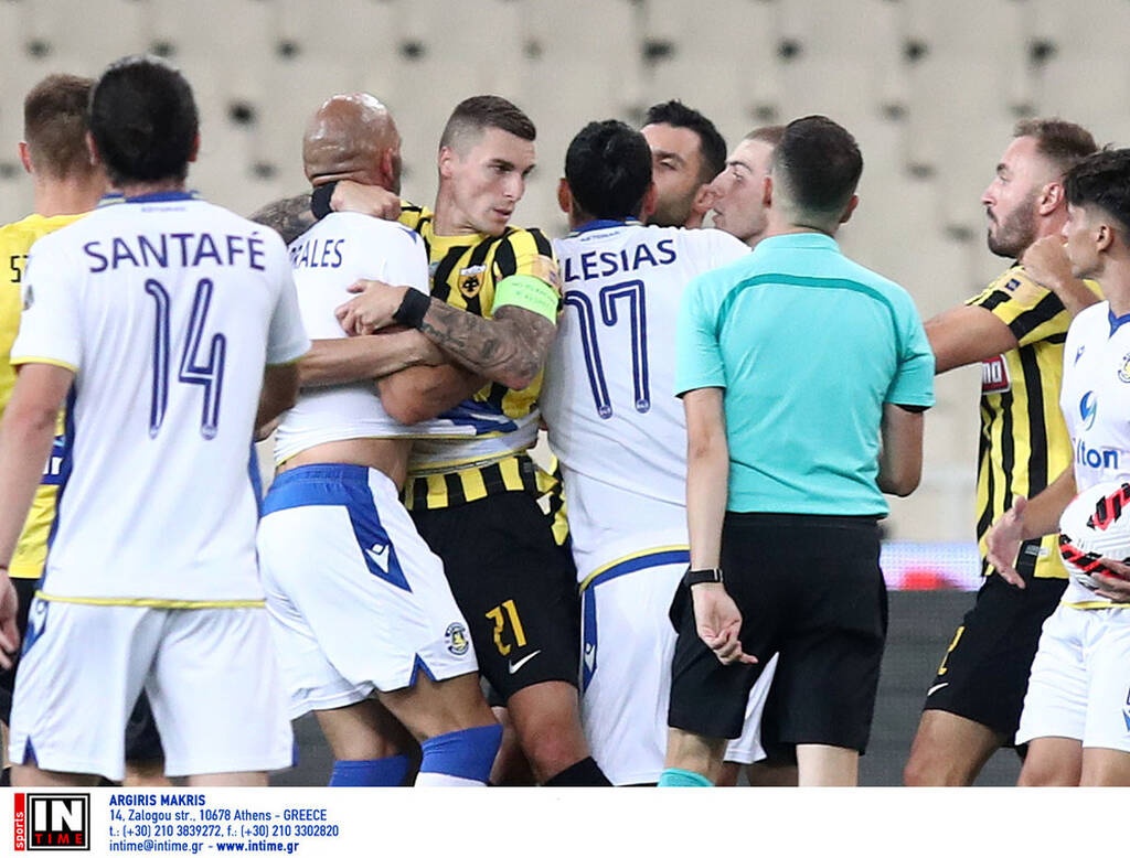 Χαμός στο ΑΕΚ-Αστέρας Τρίπολης: Πιάστηκαν στα χέρια Τζαβέλλας-Μπαράλες (photos+video)