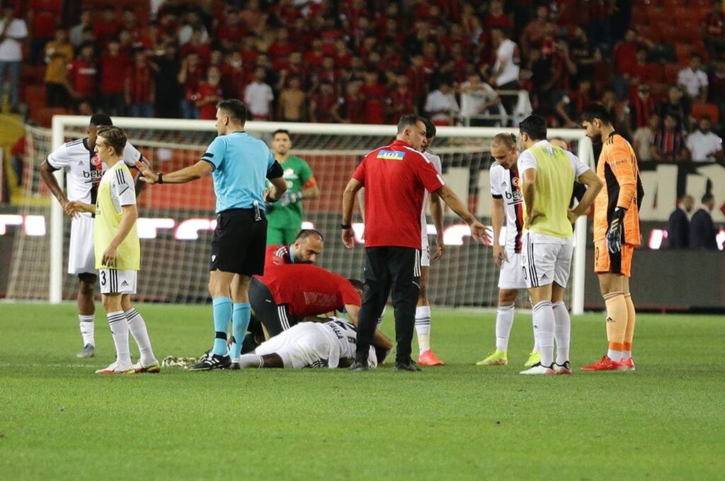 Τουρκία: «Πάγωσαν« στη Μπεσίκτας μετά από πτώση ποδοσφαιριστή (photos+video)