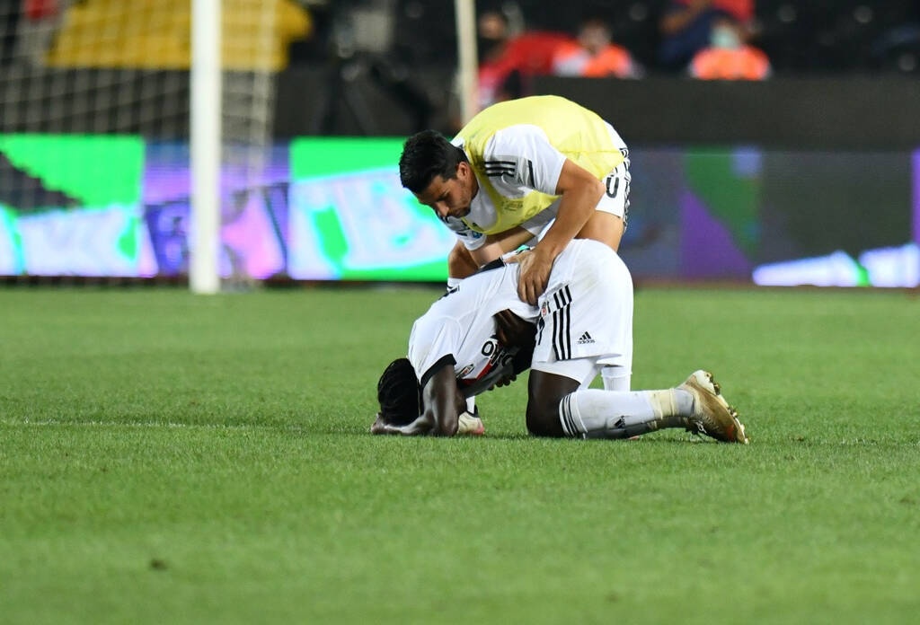 Τουρκία: «Πάγωσαν« στη Μπεσίκτας μετά από πτώση ποδοσφαιριστή (photos+video)