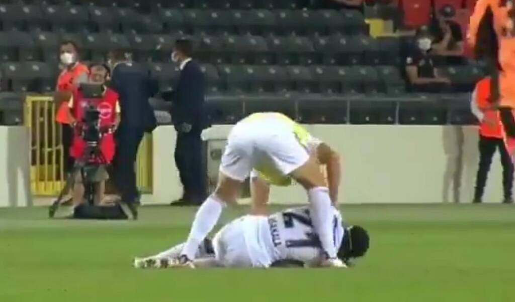 Τουρκία: «Πάγωσαν« στη Μπεσίκτας μετά από πτώση ποδοσφαιριστή (photos+video)