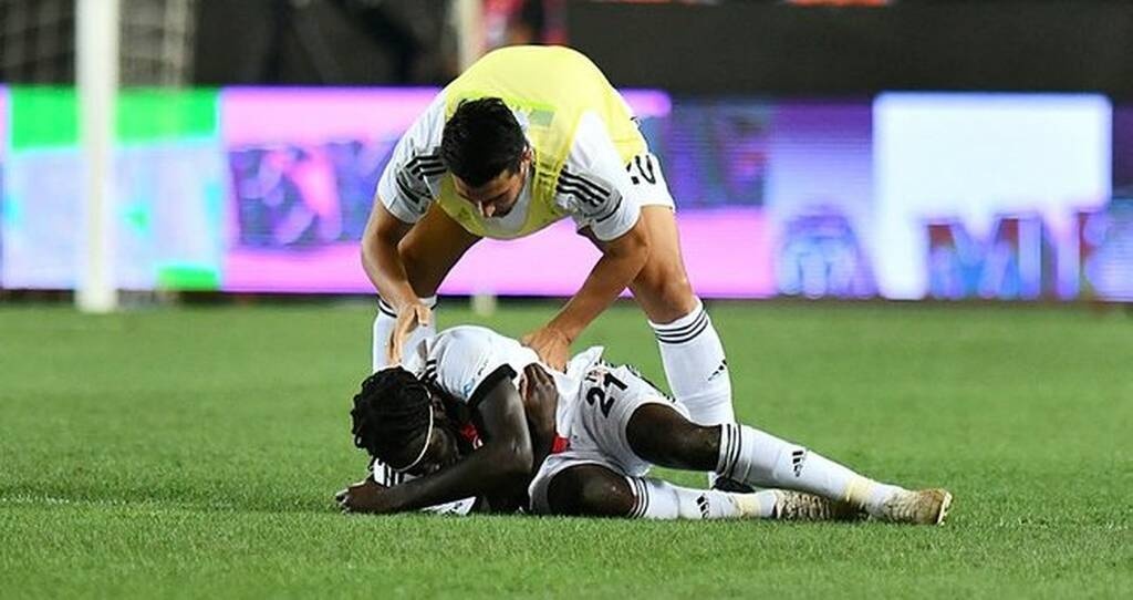 Τουρκία: «Πάγωσαν« στη Μπεσίκτας μετά από πτώση ποδοσφαιριστή (photos+video)