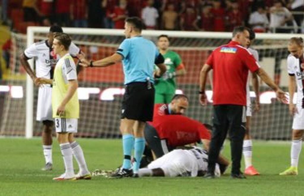 Τουρκία: «Πάγωσαν« στη Μπεσίκτας μετά από πτώση ποδοσφαιριστή (photos+video)