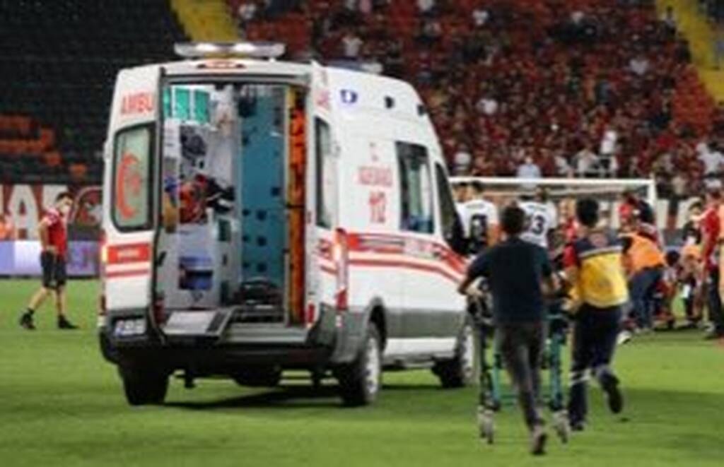 Τουρκία: «Πάγωσαν« στη Μπεσίκτας μετά από πτώση ποδοσφαιριστή (photos+video)