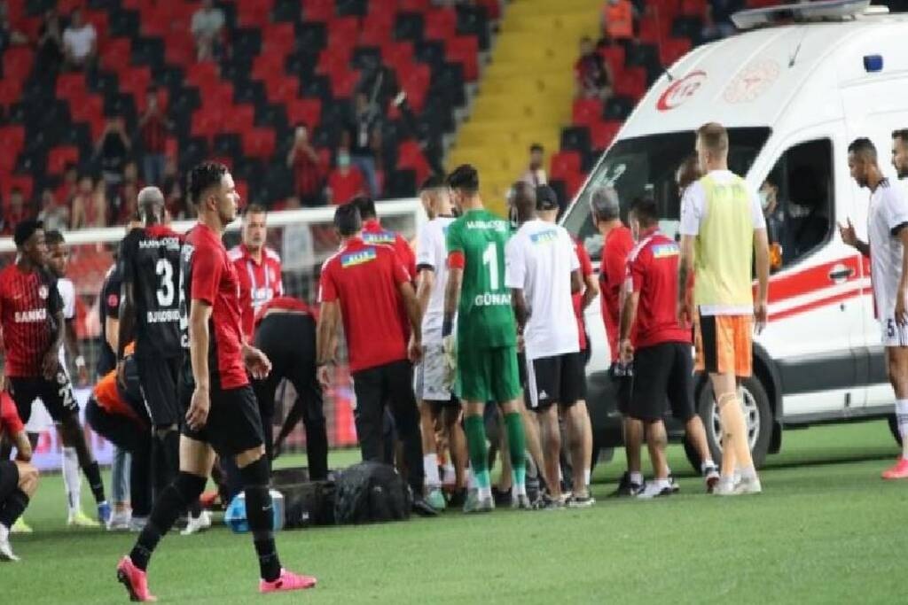 Τουρκία: «Πάγωσαν« στη Μπεσίκτας μετά από πτώση ποδοσφαιριστή (photos+video)