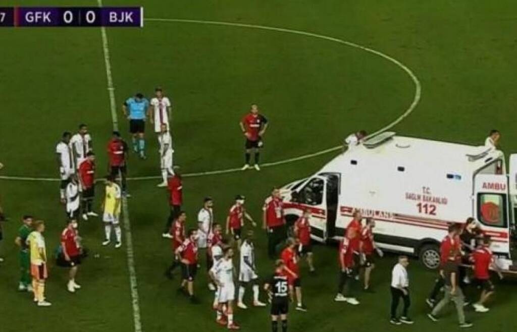 Τουρκία: «Πάγωσαν« στη Μπεσίκτας μετά από πτώση ποδοσφαιριστή (photos+video)