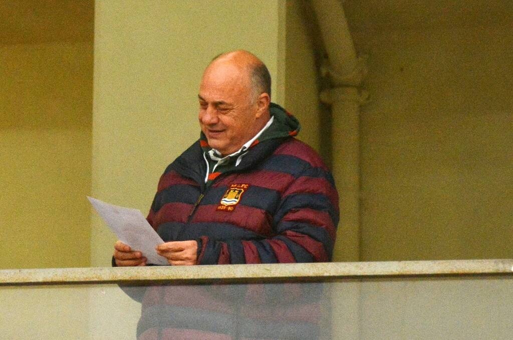 Επίθεση στον Αχιλλέα Μπέο - Του διέλυσαν το αυτοκίνητο (photos)