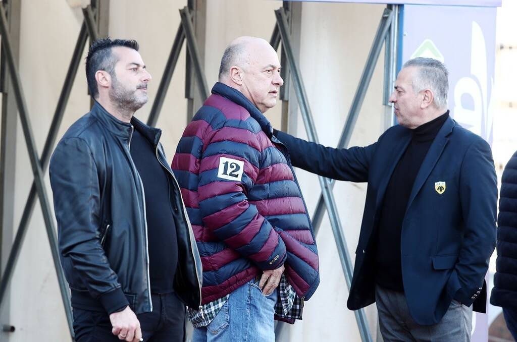 Επίθεση στον Αχιλλέα Μπέο - Του διέλυσαν το αυτοκίνητο (photos)