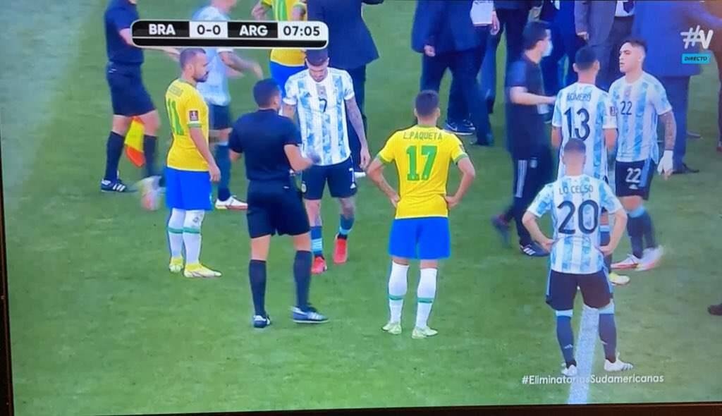 Απίθανα σκηνικά στο Βραζιλία-Αργεντινή - Η αστυνομία έκανε «ντου» και διέκοψε τον αγώνα! (Photos)