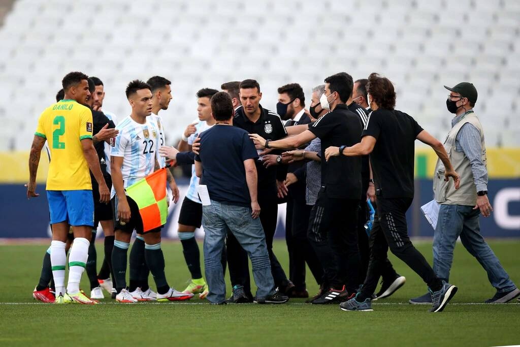 Απίθανα σκηνικά στο Βραζιλία-Αργεντινή - Η αστυνομία έκανε «ντου» και διέκοψε τον αγώνα! (Photos)