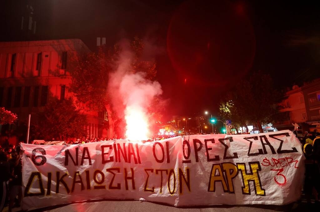 Άρης: Οπαδοί έξω από την ΕΠΟ για το -6 - Η απειλή για τη ΔΕΘ (photos)