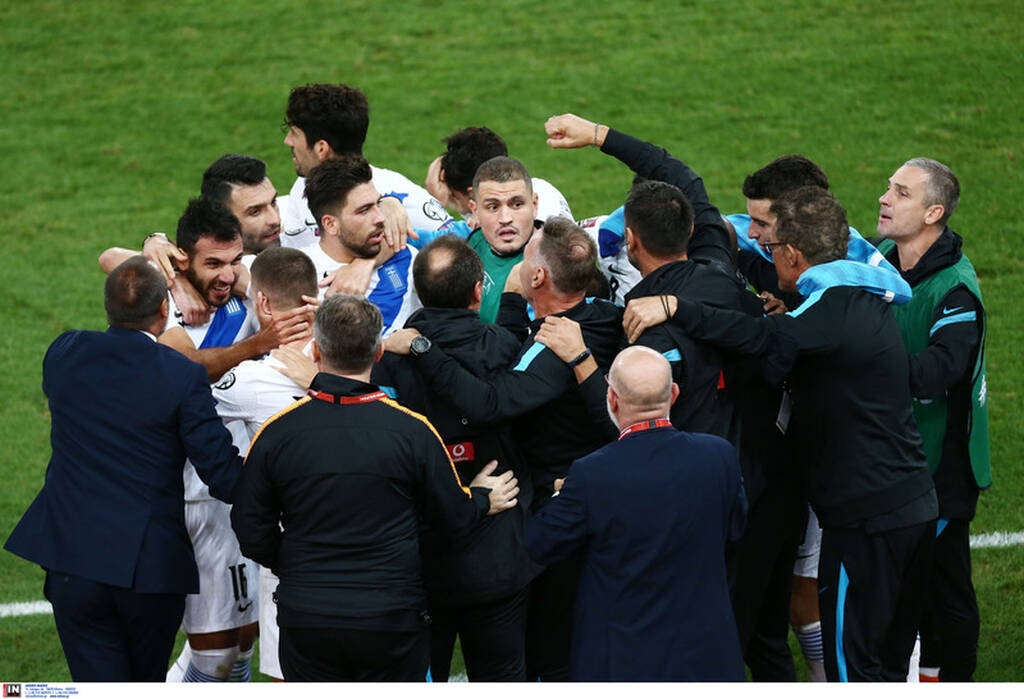 Ελλάδα-Σουηδία 2-1: Οι αγκαλιές στον Φαν’τ Σχιπ και οι έξαλλοι πανηγυρισμοί στο ΟΑΚΑ! (video+photos)