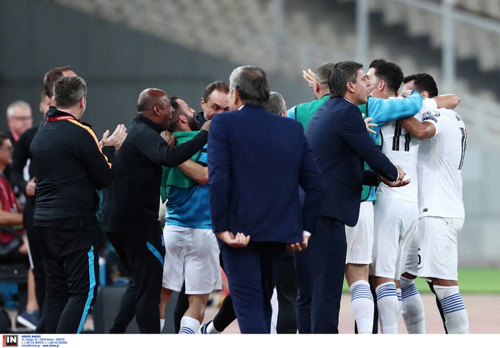 Ελλάδα-Σουηδία 2-1: Οι αγκαλιές στον Φαν’τ Σχιπ και οι έξαλλοι πανηγυρισμοί στο ΟΑΚΑ! (video+photos)