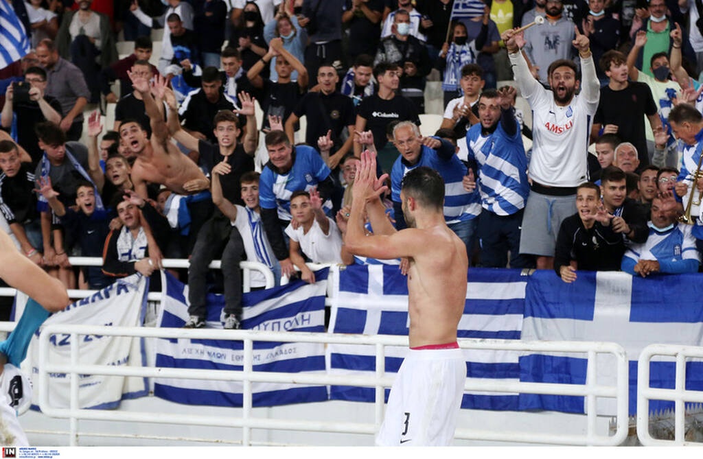 Ελλάδα-Σουηδία 2-1: Οι αγκαλιές στον Φαν’τ Σχιπ και οι έξαλλοι πανηγυρισμοί στο ΟΑΚΑ! (video+photos)