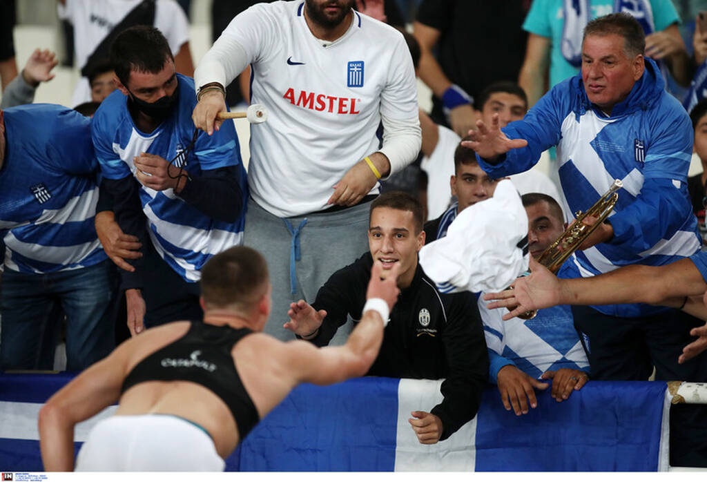 Ελλάδα-Σουηδία 2-1: Οι αγκαλιές στον Φαν’τ Σχιπ και οι έξαλλοι πανηγυρισμοί στο ΟΑΚΑ! (video+photos)