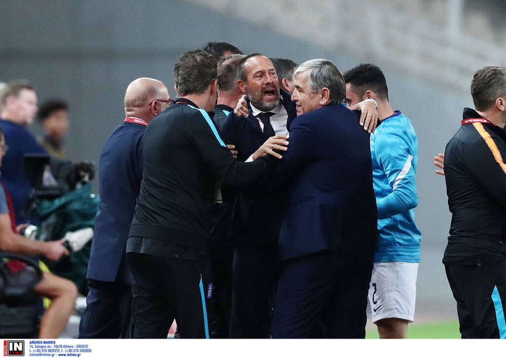 Ελλάδα-Σουηδία 2-1: Οι αγκαλιές στον Φαν’τ Σχιπ και οι έξαλλοι πανηγυρισμοί στο ΟΑΚΑ! (video+photos)