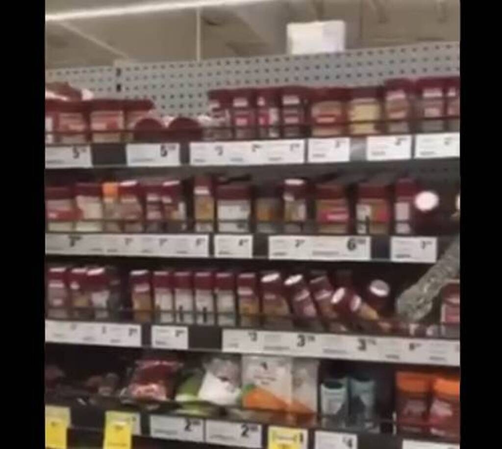 Πηγε για ψώνια στο σούπερ μάρκετ - Πάγωσε μ' αυτό που πετάχτηκε από τα ράφια