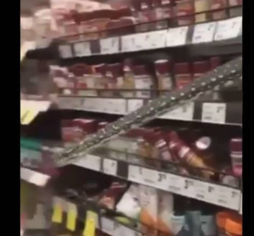 Πηγε για ψώνια στο σούπερ μάρκετ - Πάγωσε μ' αυτό που πετάχτηκε από τα ράφια