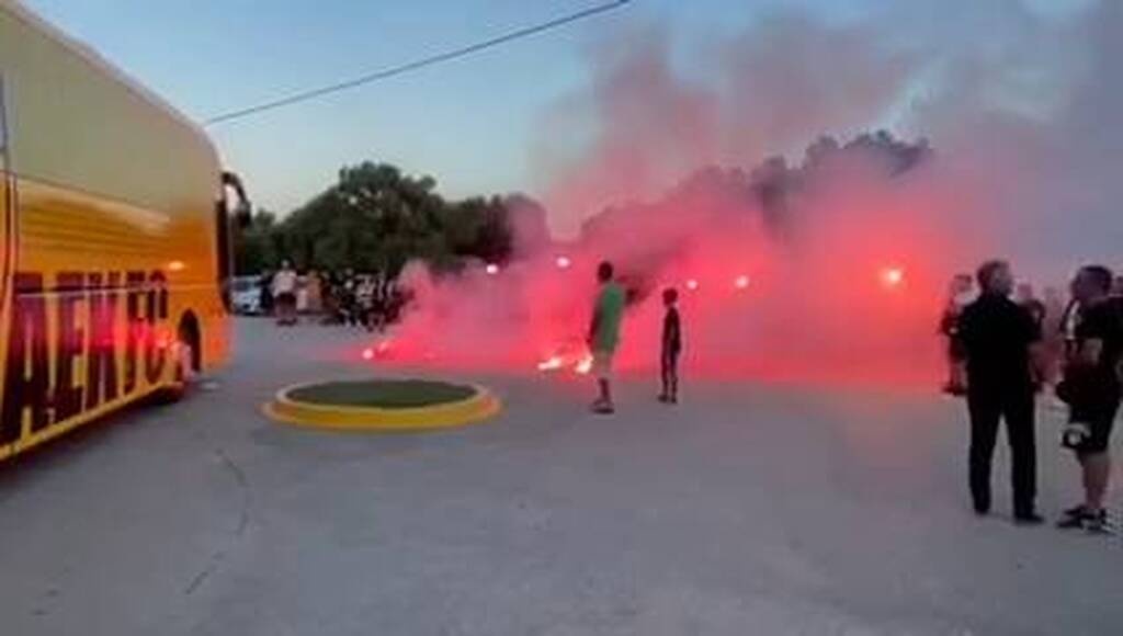 ΑΕΚ: Η πρώτη αποθέωση της σεζόν με συνθήματα για πρωτάθλημα (video+photos)