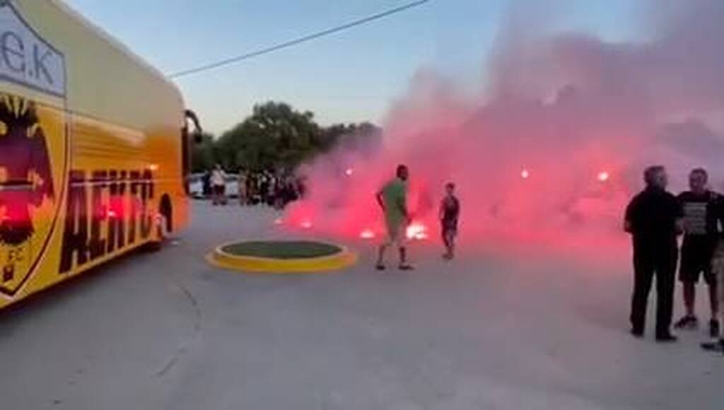 ΑΕΚ: Η πρώτη αποθέωση της σεζόν με συνθήματα για πρωτάθλημα (video+photos)