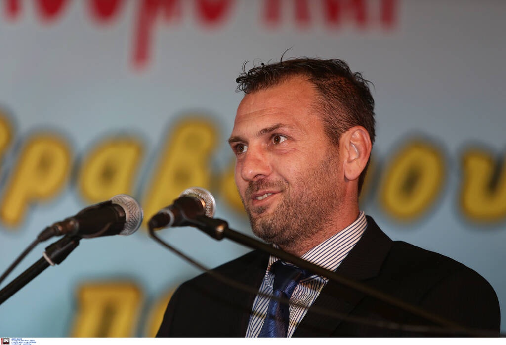 Δουλεύει ως κούριερ ο Ανατολάκης! (Photos)