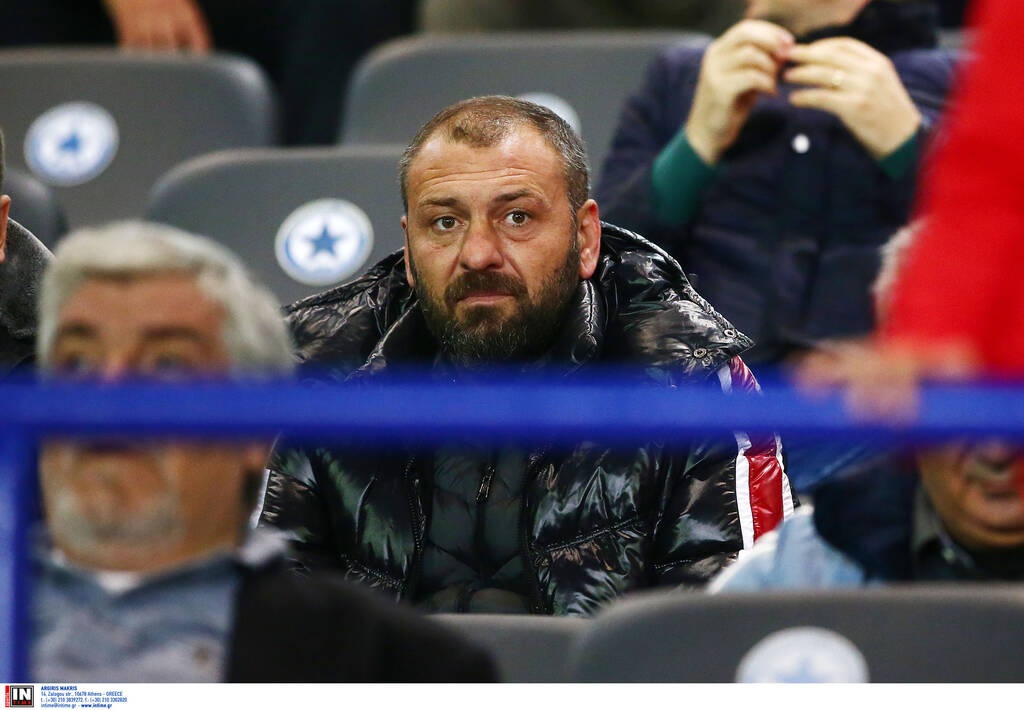 Δουλεύει ως κούριερ ο Ανατολάκης! (Photos)