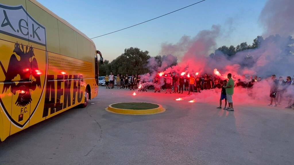 ΑΕΚ: Η πρώτη αποθέωση της σεζόν με συνθήματα για πρωτάθλημα (video+photos)