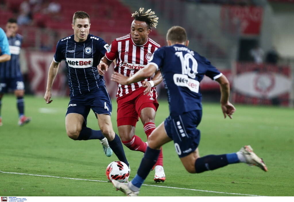 Ένταση στο Καραϊσκάκη - Οπαδοί του Ολυμπιακού πήγαν να κάνουν ντου στο πάγκο του Ατρόμητου