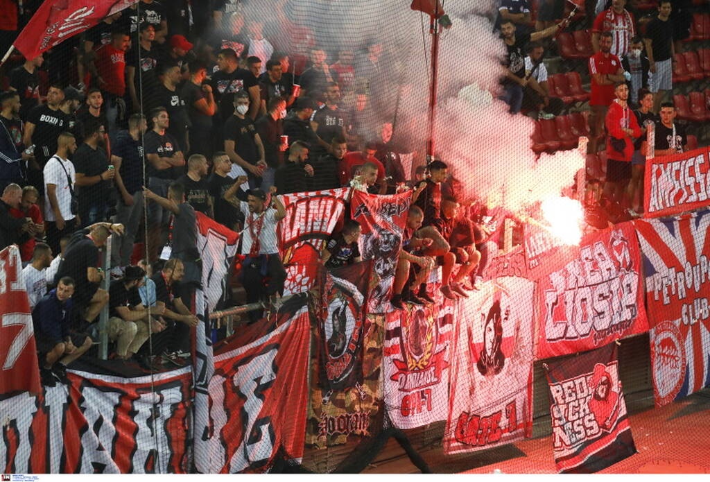 Ένταση στο Καραϊσκάκη - Οπαδοί του Ολυμπιακού πήγαν να κάνουν ντου στο πάγκο του Ατρόμητου