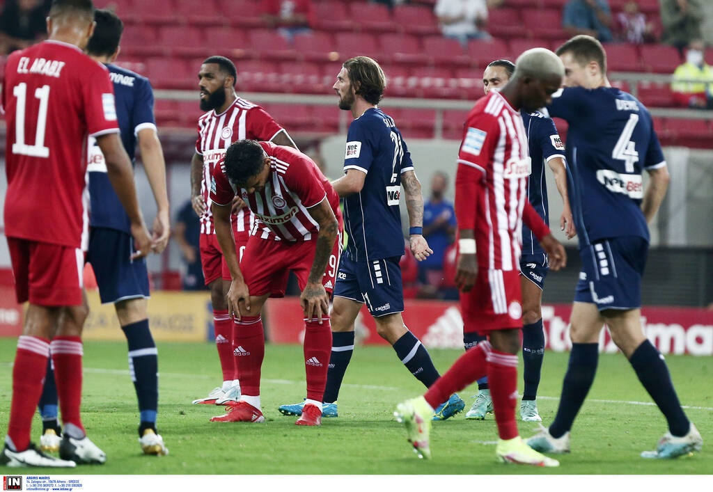 Ένταση στο Καραϊσκάκη - Οπαδοί του Ολυμπιακού πήγαν να κάνουν ντου στο πάγκο του Ατρόμητου