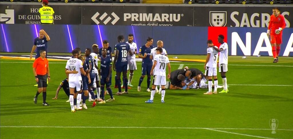 Αγωνία για Ροσίνια - Έπεσε αναίσθητος μετά από σφοδρό χτύπημα στο κεφάλι (video+photos)