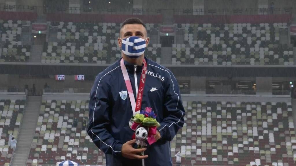 Άρης-ΟΦΗ: Στο γήπεδο με το μετάλλιο για την αγαπημένη του ομάδα Έλληνας Παραολυμπιονίκης (photos)