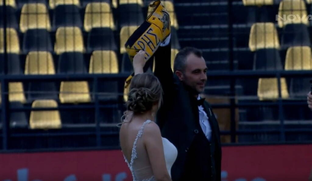 Γάμος με άρωμα... Άρη - Παντρεύτηκαν στο «Βικέλιδης» και πανηγύρισαν με καπνόγονα (video)